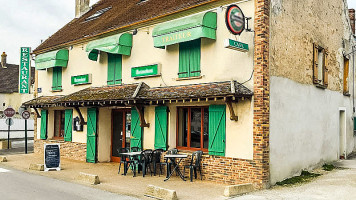 Borgonesse outside