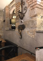 The Rose Garden Dentro