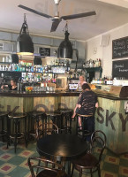 Café Sladkovský Dentro