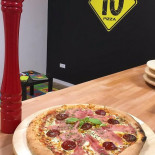 La 10 Pizza food
