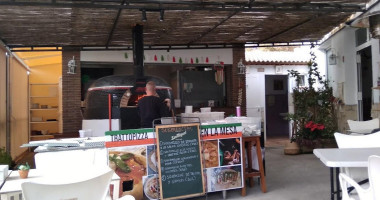 Trattopizza L'italia En La Mesa outside