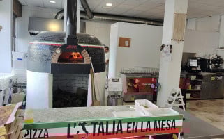 Trattopizza L'italia En La Mesa drink