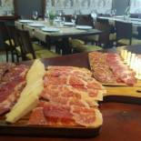 A L'alba Gastrobar inside