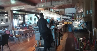 Viesnica Un Restorans Aparjods Dentro