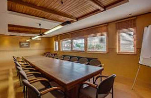 Viesnica Un Restorans Aparjods Dentro