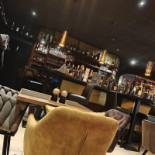 Gatzara À l'intérieur