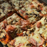 MinÚ Pizza Al Corte food