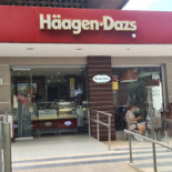 Häagen Dazs outside
