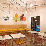 The Circle Food Dentro