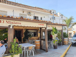 Moreno El Ministro outside