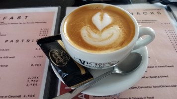 Victor's Cafe food