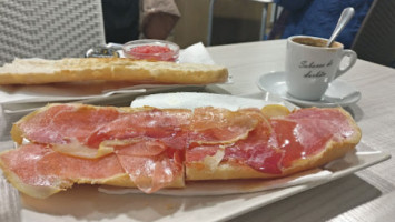 Victorino Café food
