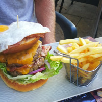 Dockers Hangout Hamburger food