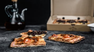 Las Pizzas D’herber food