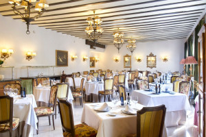 Parador De Santillana Gil Blas. El Jardin De Gil Blas food