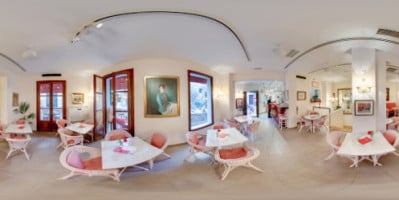 Mari-lin Cafe Lounge inside