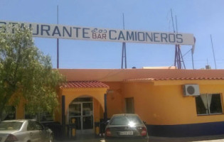 Los Camioneros outside