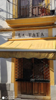 La Tata outside