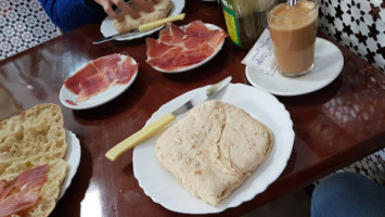 Café Cañete food