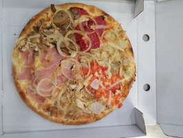 Pizza Tutto inside