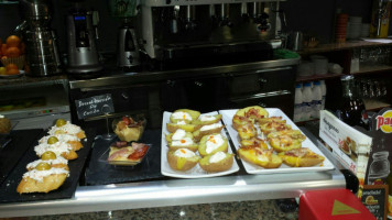 Cafeteria El Paseo food