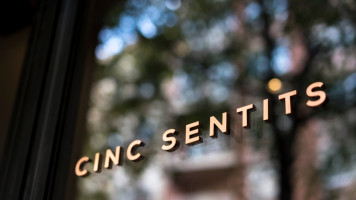 Cinc Sentits inside