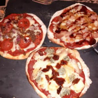Cien Pizzitas food
