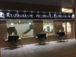 Pizzeria La Entreplanta inside