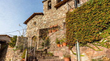 L'abadia De Castellars outside