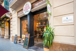 Hummus Barcelona Vegetarian Street Food outside