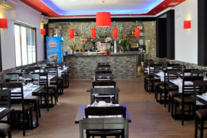 Zen Sushi Bar Restaurante Asiatico inside
