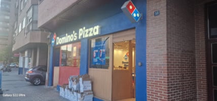 Domino's Pizza Hellin outside