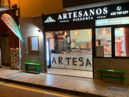 Artesanos Pizzeria outside