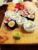 Mon De Sushi food