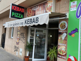 Lo Que Quieras Con Kebab outside