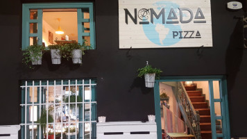 Nomada Pizza outside