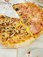 Pizzeria D'landucci food