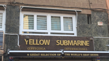 Yellow Submarine Cerveceria Internacional inside