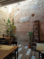 Omnia Cafe inside