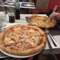 Fellini Pizzeria food