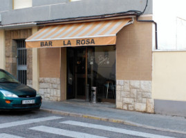 La Rosa outside