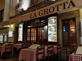 Pizzeria La Grotta inside