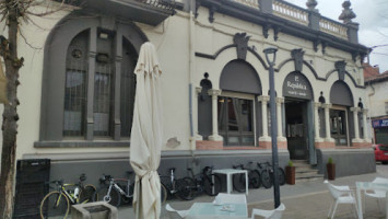 La Republica Cafe outside