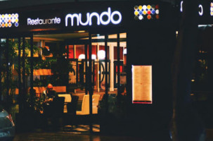 Mundo outside
