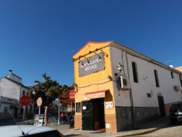 Bodeguita Reyes outside