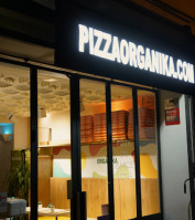 Pizza Organika outside