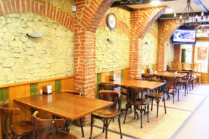 Oviedo Bar Restaurante inside