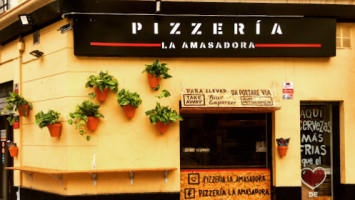 Pizzeria La Amasadora outside