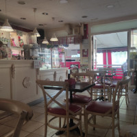 Cafeteria Fucsia inside