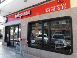 Telepizza Manolo Millares outside